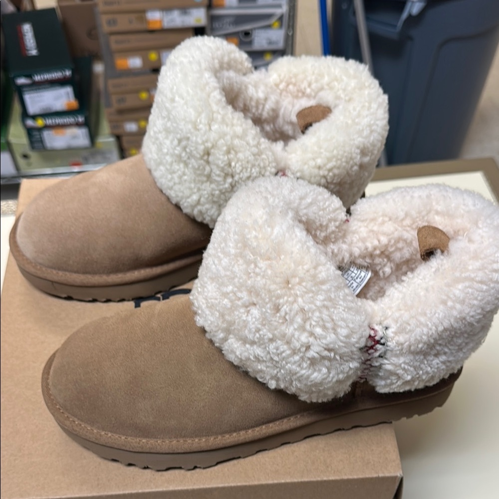 Brand new but one side faded. Ugg Ultra Mini Braid - Picture 14 of 15